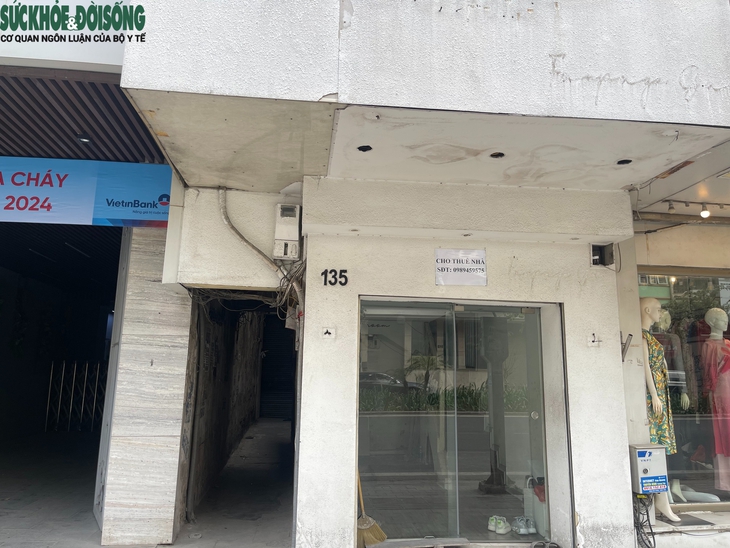 Hà Nội: Hàng loạt mặt bằng kinh doanh trên 'đất vàng' đóng cửa, treo biển cho thuê- Ảnh 3. Hà Nội: Hàng loạt mặt bằng kinh doanh trên 'đất vàng' đóng cửa, treo biển cho thuê- Ảnh 3.