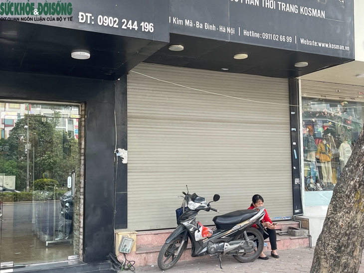 Hà Nội: Hàng loạt mặt bằng kinh doanh trên 'đất vàng' đóng cửa, treo biển cho thuê- Ảnh 4. Hà Nội: Hàng loạt mặt bằng kinh doanh trên 'đất vàng' đóng cửa, treo biển cho thuê- Ảnh 4.