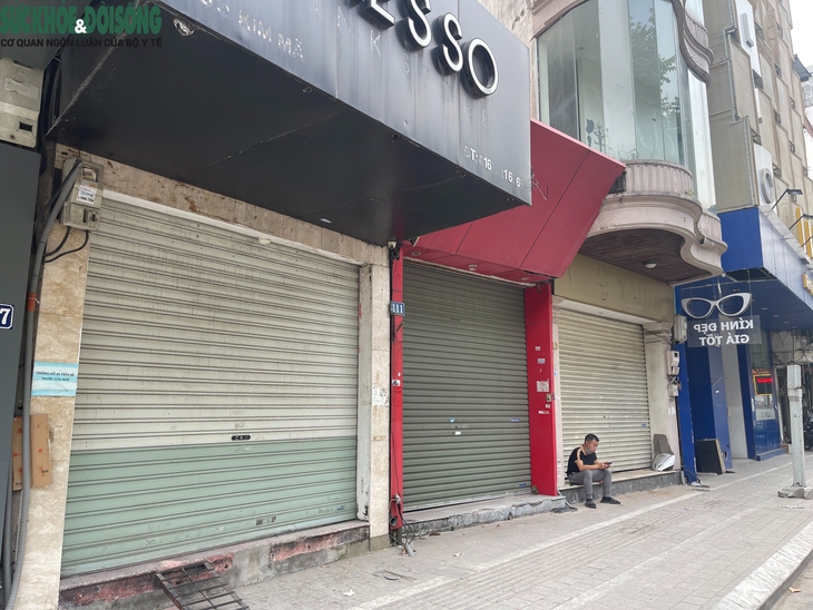 Hà Nội: Hàng loạt mặt bằng kinh doanh trên 'đất vàng' đóng cửa, treo biển cho thuê- Ảnh 6. Hà Nội: Hàng loạt mặt bằng kinh doanh trên 'đất vàng' đóng cửa, treo biển cho thuê- Ảnh 6.