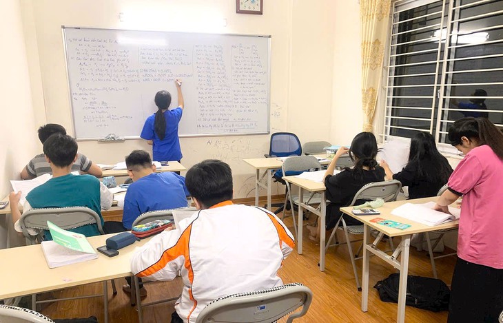 Không cấm dạy thêm nhưng cần có quy định rõ ràng- Ảnh 1.