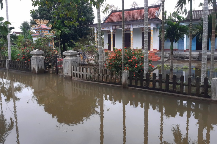Hiểm nguy rình rập khi người dân dùng xuồng tự chế trong mưa lũ- Ảnh 3.