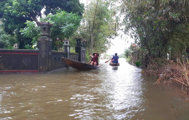 Hiểm nguy rình rập khi người dân dùng xuồng tự chế trong mưa lũ- Ảnh 2.