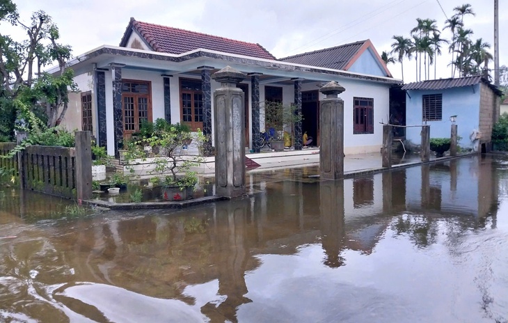 Hiểm nguy rình rập khi người dân dùng xuồng tự chế trong mưa lũ- Ảnh 6.