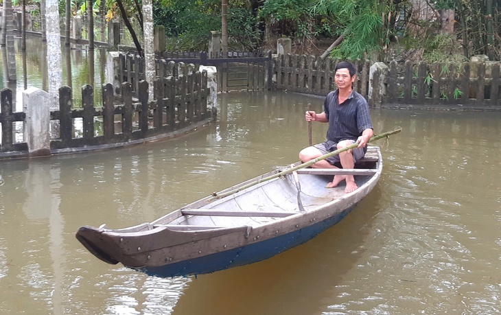 Hiểm nguy rình rập khi người dân dùng xuồng tự chế trong mưa lũ- Ảnh 1.