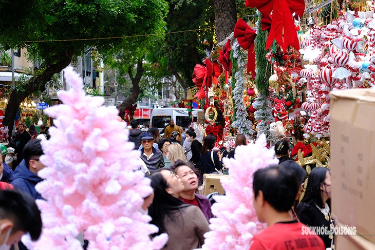 Người dân phố cổ tất bật ‘nặn’ Người Tuyết dịp Noel kiếm bạc triệu mỗi ngày- Ảnh 1.