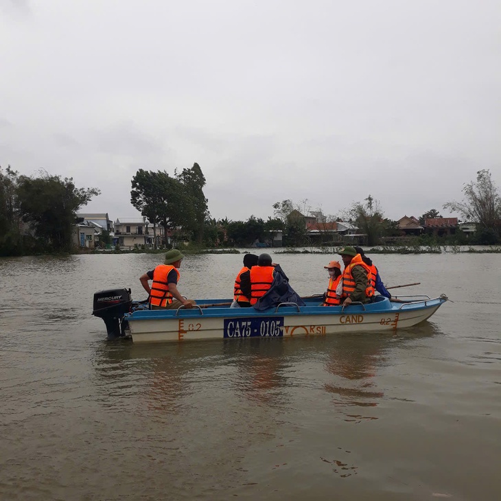 Vượt lũ đưa người phụ nữ bị sốt xuất huyết, nguy cơ đột quỵ đi cấp cứu- Ảnh 1.
