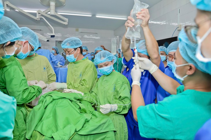 Các y bác sĩ tiến hành thực hiện lấy tạng được hiến từ bệnh nhân chết não. Ảnh: BVCC