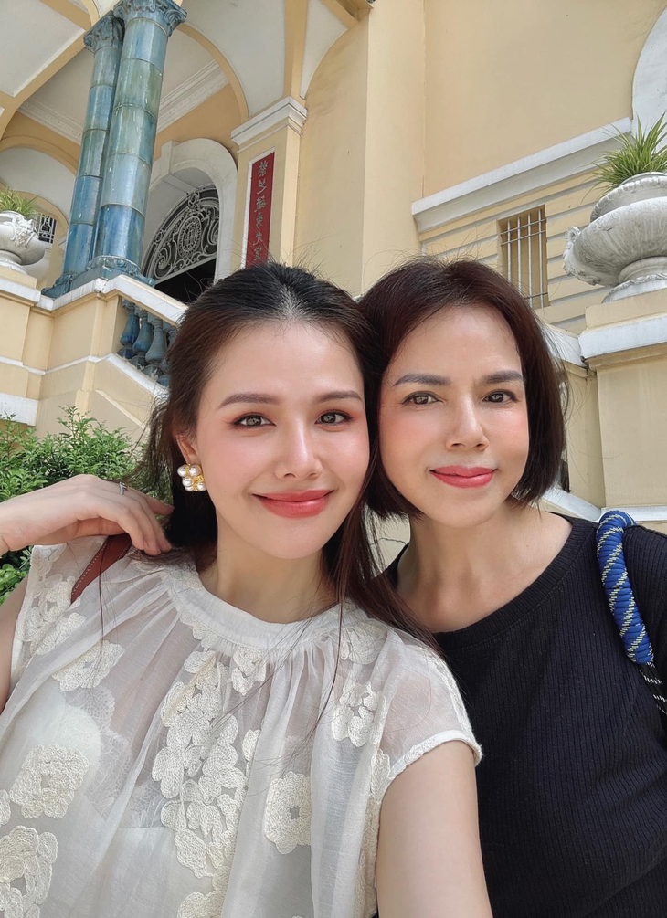 Nhan sắc mẹ ruột của 'nàng dâu hào môn' Phanh Lee gây chú ý- Ảnh 1. Nhan sắc mẹ ruột của 'nàng dâu hào môn' Phanh Lee gây chú ý- Ảnh 1.