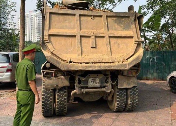 Người chế biến thức ăn không đội mũ, đeo khẩu trang, Trung tâm tổ chức sự kiện tiệc cưới Forevermark Tây Hồ bị xử phạt - Ảnh 3. Người chế biến thức ăn không đội mũ, đeo khẩu trang, Trung tâm tổ chức sự kiện tiệc cưới Forevermark Tây Hồ bị xử phạt - Ảnh 3.