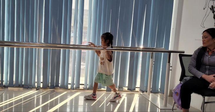 Bé Khánh An mất một bên chân sau tai nạn đã tự tin bước đi trên ‘chân’ mới- Ảnh 2. Bé Khánh An mất một bên chân sau tai nạn đã tự tin bước đi trên ‘chân’ mới- Ảnh 2.