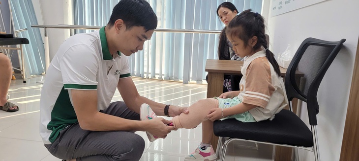 Bé Khánh An mất một bên chân sau tai nạn đã tự tin bước đi trên ‘chân’ mới- Ảnh 1. Bé Khánh An mất một bên chân sau tai nạn đã tự tin bước đi trên ‘chân’ mới- Ảnh 1.