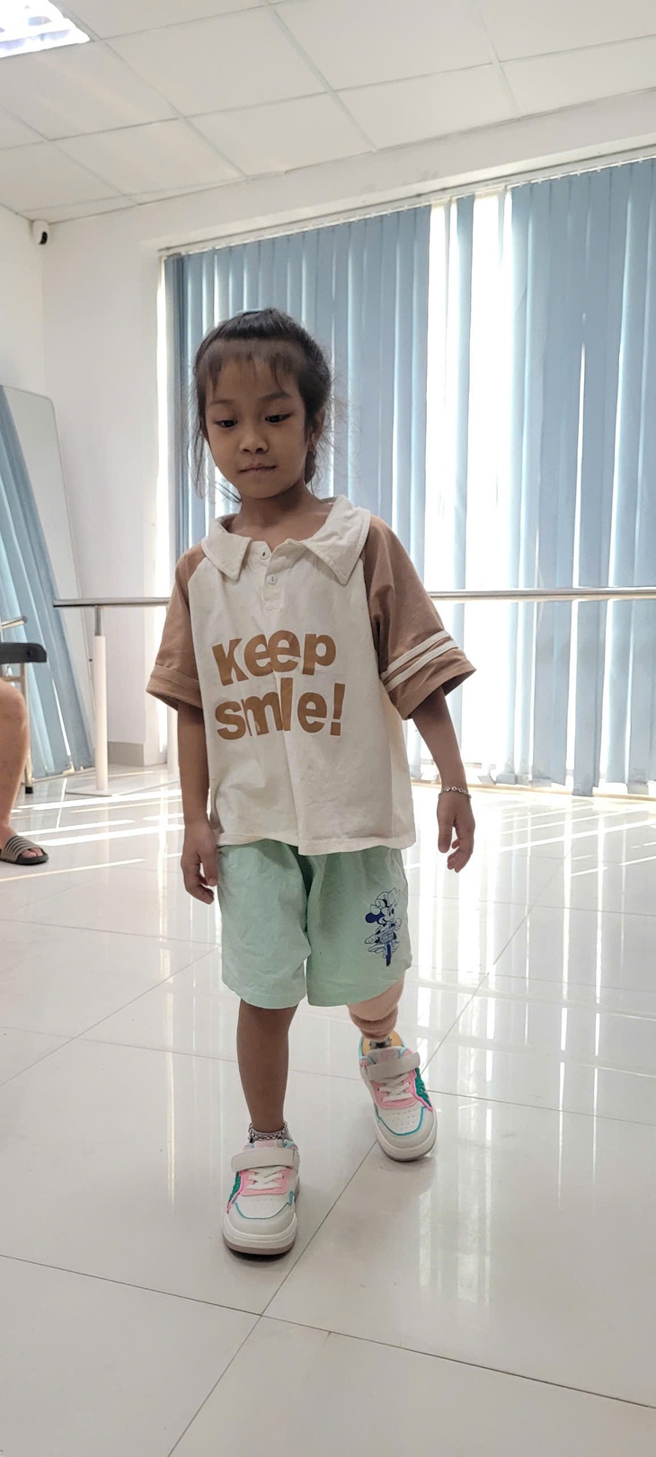 Bé Khánh An mất một bên chân sau tai nạn đã tự tin bước đi trên ‘chân’ mới- Ảnh 3. Bé Khánh An mất một bên chân sau tai nạn đã tự tin bước đi trên ‘chân’ mới- Ảnh 3.
