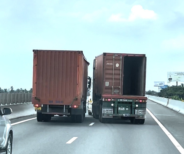 Khởi tố, bắt tạm giam 2 tài xế xe tải và container rượt đuổi nhau trên cao tốc- Ảnh 1. Khởi tố, bắt tạm giam 2 tài xế xe tải và container rượt đuổi nhau trên cao tốc- Ảnh 1.