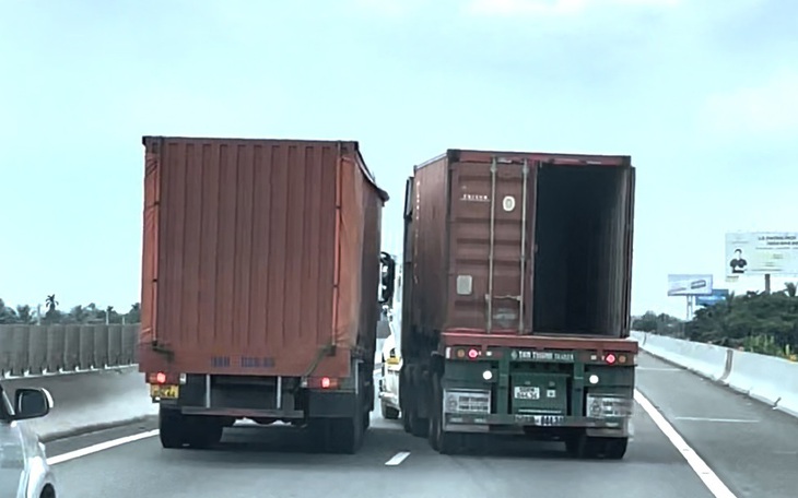 Khởi tố, bắt tạm giam 2 tài xế xe tải và container rượt đuổi nhau trên cao tốc