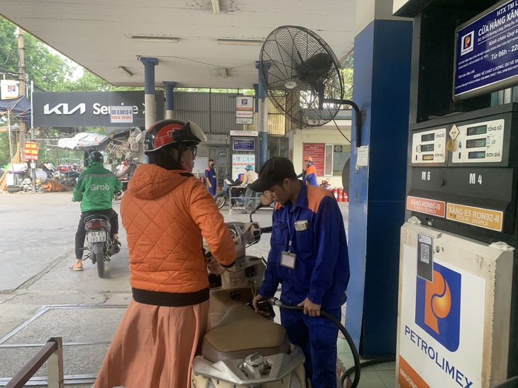 Giá xăng bật tăng trở lại sau 2 lần giảm liên tiếp- Ảnh 2. Giá xăng bật tăng trở lại sau 2 lần giảm liên tiếp- Ảnh 2.