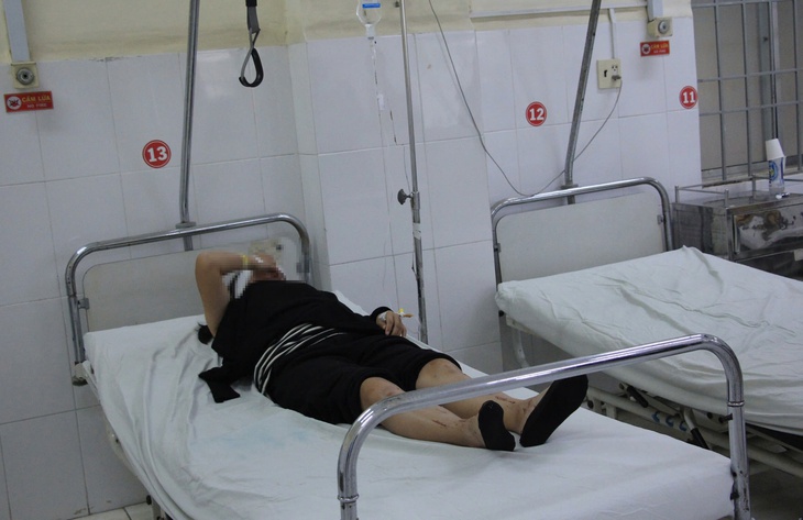 Xe khách đâm vào vách núi khi đổ đèo ở Khánh Hòa, 17 người phải vào bệnh viện- Ảnh 2. Xe khách đâm vào vách núi khi đổ đèo ở Khánh Hòa, 17 người phải vào bệnh viện- Ảnh 2.