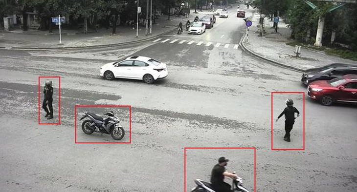 Video nhóm vệ sĩ ngang nhiên dẹp đường cho đám cưới đi qua- Ảnh 1. Video nhóm vệ sĩ ngang nhiên dẹp đường cho đám cưới đi qua- Ảnh 1.
