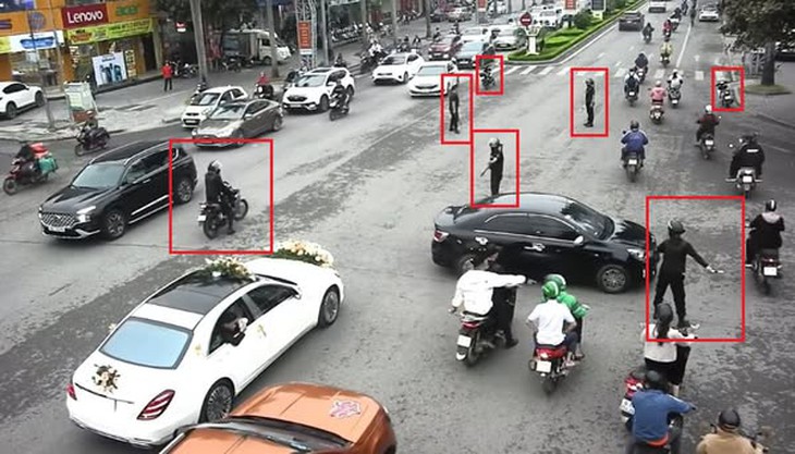 Khởi tố 5 'vệ sĩ dẹp đường' cho đoàn xe đám cưới ở Thanh Hóa- Ảnh 1. Khởi tố 5 'vệ sĩ dẹp đường' cho đoàn xe đám cưới ở Thanh Hóa- Ảnh 1.