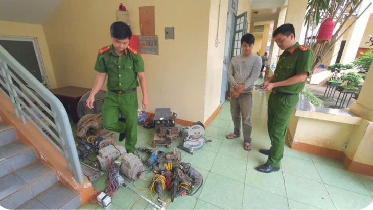 Giả làm nhân viên vệ sinh đi trộm cắp lấy tiền mua ma túy- Ảnh 1. Giả làm nhân viên vệ sinh đi trộm cắp lấy tiền mua ma túy- Ảnh 1.