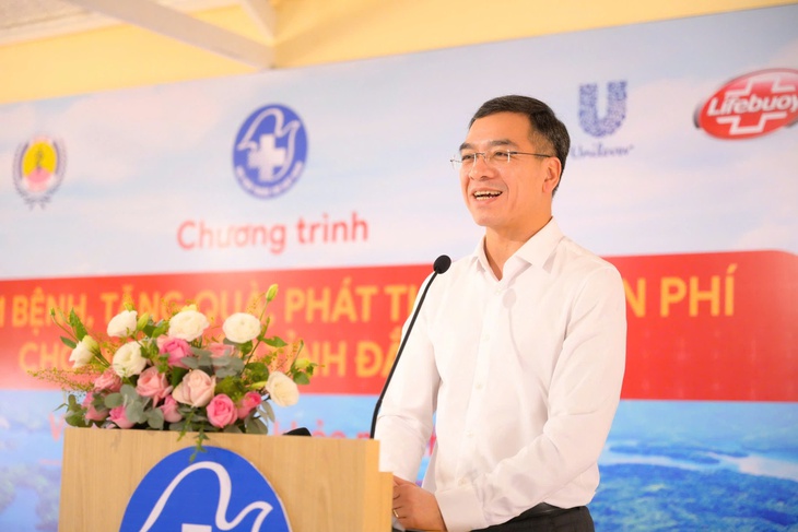 50 y bác sĩ tuyến trên đến Đắk Nông khám bệnh và tặng quà miễn phí cho bà con- Ảnh 1.