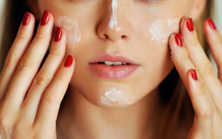 Cách thoa kem chống nắng không bị vón cục