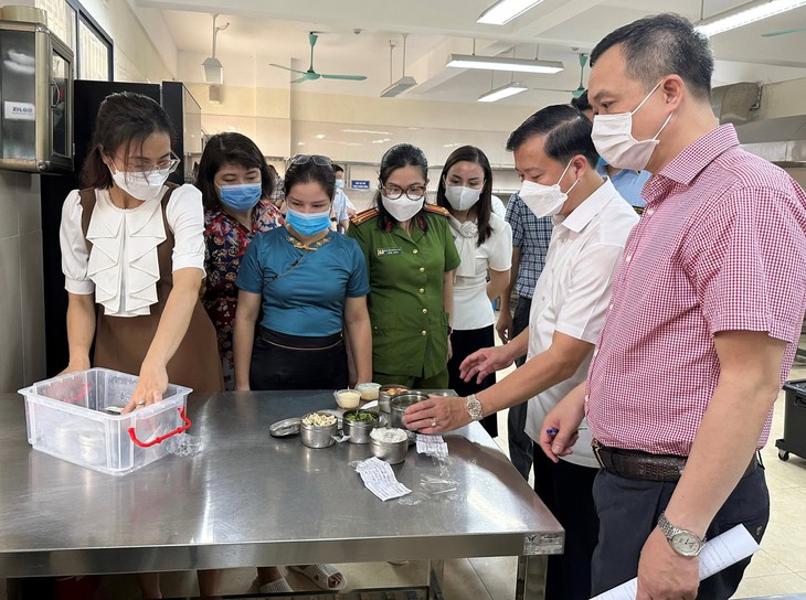 Xử lý nghiêm, đình chỉ hoạt động các cơ sở không bảo đảm điều kiện an toàn thực phẩm- Ảnh 1. Xử lý nghiêm, đình chỉ hoạt động các cơ sở không bảo đảm điều kiện an toàn thực phẩm- Ảnh 1.