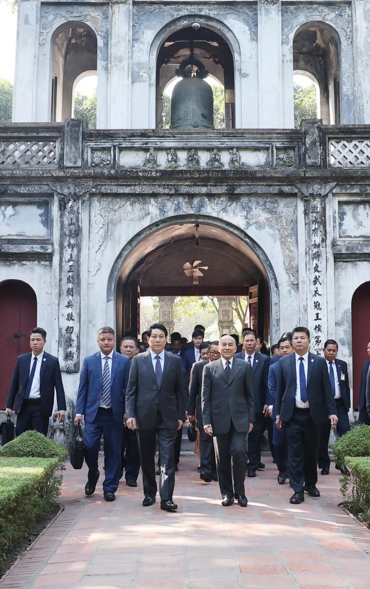 Chủ tịch nước Lương Cường và Quốc vương Campuchia thưởng trà tại Văn Miếu – Quốc Tử Giám- Ảnh 4. Chủ tịch nước Lương Cường và Quốc vương Campuchia thưởng trà tại Văn Miếu – Quốc Tử Giám- Ảnh 4.