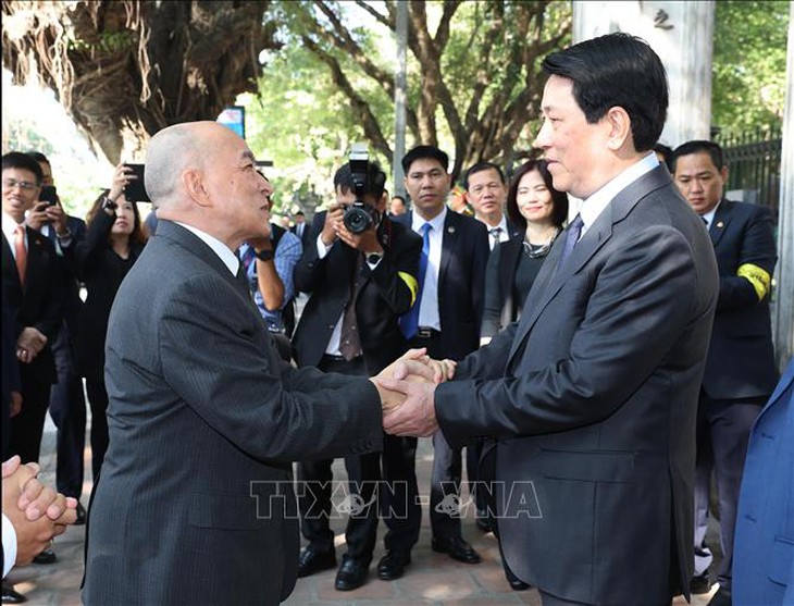 Chủ tịch nước Lương Cường và Quốc vương Campuchia thưởng trà tại Văn Miếu – Quốc Tử Giám- Ảnh 1. Chủ tịch nước Lương Cường và Quốc vương Campuchia thưởng trà tại Văn Miếu – Quốc Tử Giám- Ảnh 1.