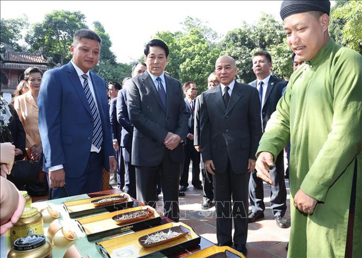 Chủ tịch nước Lương Cường và Quốc vương Campuchia thưởng trà tại Văn Miếu – Quốc Tử Giám- Ảnh 7. Chủ tịch nước Lương Cường và Quốc vương Campuchia thưởng trà tại Văn Miếu – Quốc Tử Giám- Ảnh 7.