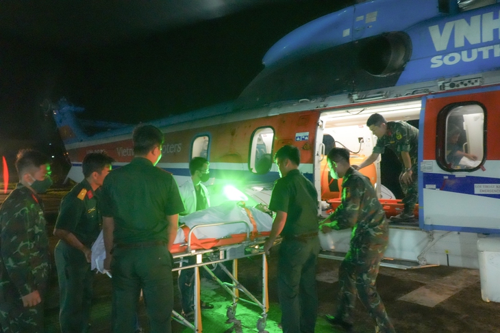 Trực thăng đưa bệnh nhân sốc mất máu từ đảo Thổ Chu về đất liền- Ảnh 1.