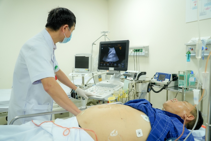 Trực thăng đưa bệnh nhân sốc mất máu từ đảo Thổ Chu về đất liền- Ảnh 2.