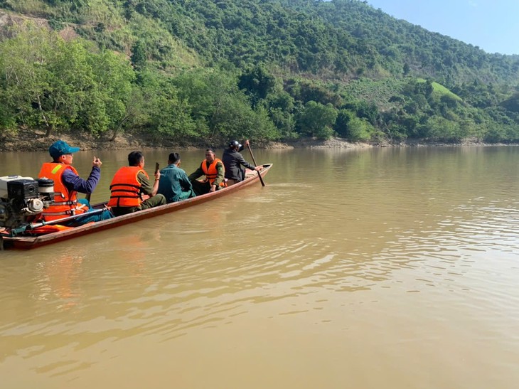 Tìm thấy thi thể hai học sinh lớp 3 đuối nước trên sông Nậm Mộ- Ảnh 1. Tìm thấy thi thể hai học sinh lớp 3 đuối nước trên sông Nậm Mộ- Ảnh 1.