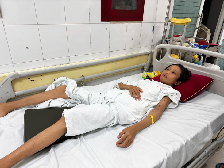 Xót xa hoàn cảnh cô gái trẻ bị suy thận, phải thay khớp háng nhiều lần cần sự giúp đỡ- Ảnh 1. Xót xa hoàn cảnh cô gái trẻ bị suy thận, phải thay khớp háng nhiều lần cần sự giúp đỡ- Ảnh 1.