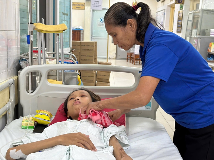 Xót xa hoàn cảnh cô gái trẻ bị suy thận, phải thay khớp háng nhiều lần cần sự giúp đỡ- Ảnh 2. Xót xa hoàn cảnh cô gái trẻ bị suy thận, phải thay khớp háng nhiều lần cần sự giúp đỡ- Ảnh 2.