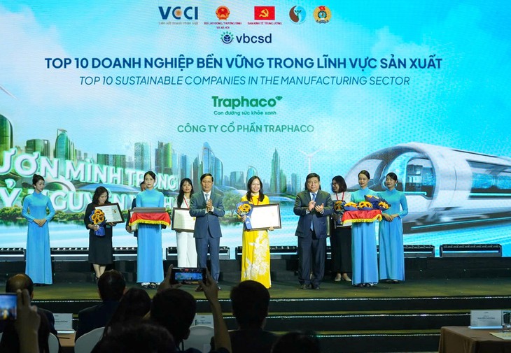 Traphaco đạt "Top 10 doanh nghiệp bền vững CSI" năm 2024- Ảnh 3. Traphaco đạt "Top 10 doanh nghiệp bền vững CSI" năm 2024- Ảnh 3.