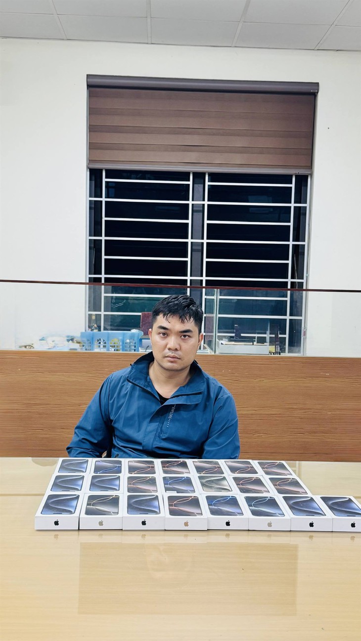 Dùng dao khống chế nhân viên FPT Shop cướp 22 điện thoại di động và 60 triệu đồng - Ảnh 1.