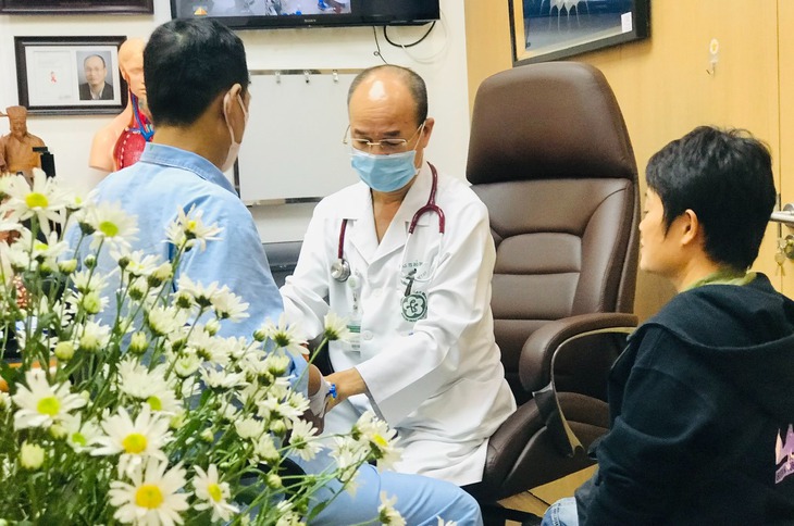 Những thầy thuốc giúp người nhiễm HIV từ 'hố sâu tuyệt vọng' về với cuộc đời- Ảnh 2.