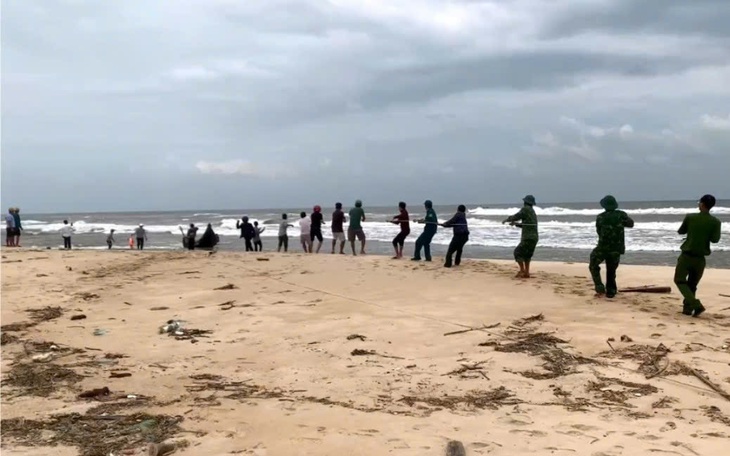 Hàng chục người ứng cứu ngư dân cùng thuyền đánh cá bị sóng đánh chìm