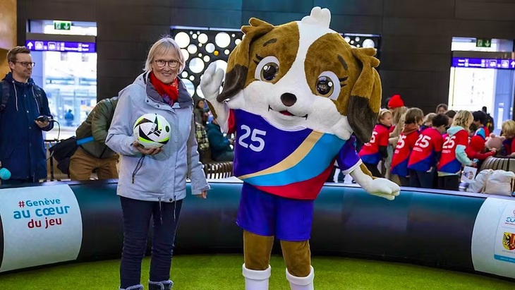 Ra mắt linh vật giải bóng đá nữ EURO 2025- Ảnh 1.
