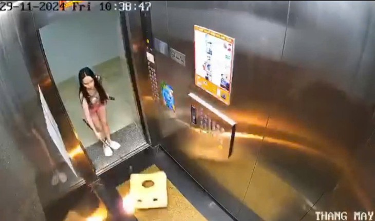 Xôn xao clip người phụ nữ đốt cháy đồ rồi ném vào thang máy chung cư- Ảnh 1.
