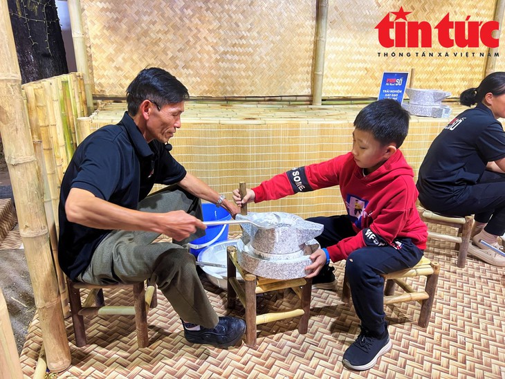 Người dân Thủ đô hào hứng thưởng thức 'phở robot'- Ảnh 9.