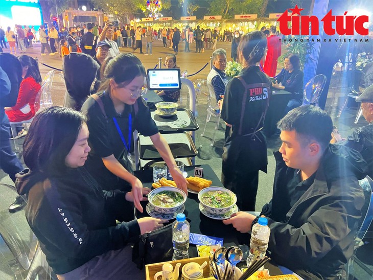 Người dân Thủ đô hào hứng thưởng thức 'phở robot'- Ảnh 7.