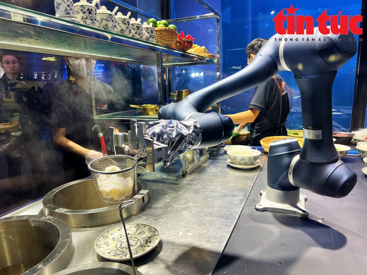 Người dân Thủ đô hào hứng thưởng thức 'phở robot'- Ảnh 2.