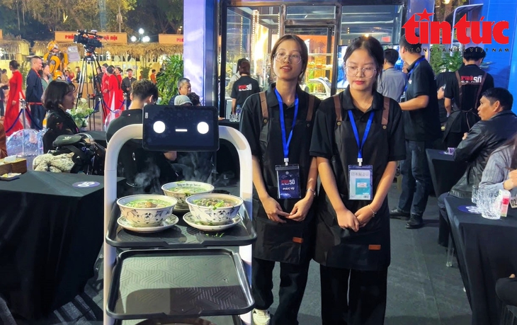 Người dân Thủ đô hào hứng thưởng thức 'phở robot'- Ảnh 5.