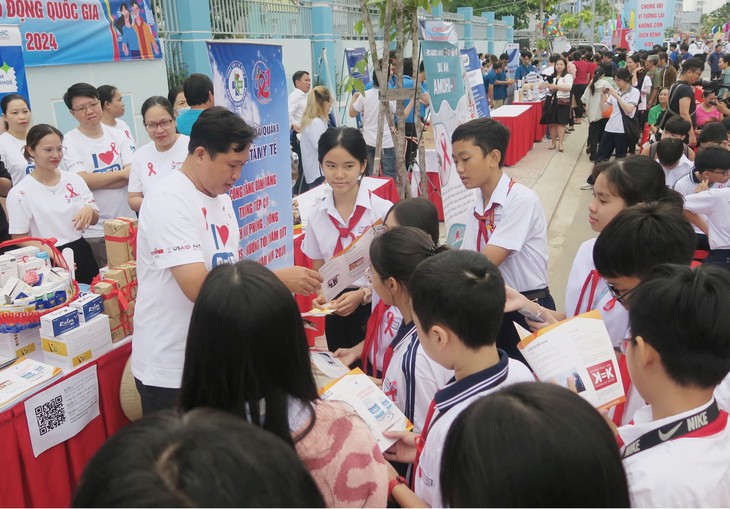 Tình nguyện viên tuyên truyền phòng, chống HIV/AIDS cho thanh thiếu niên