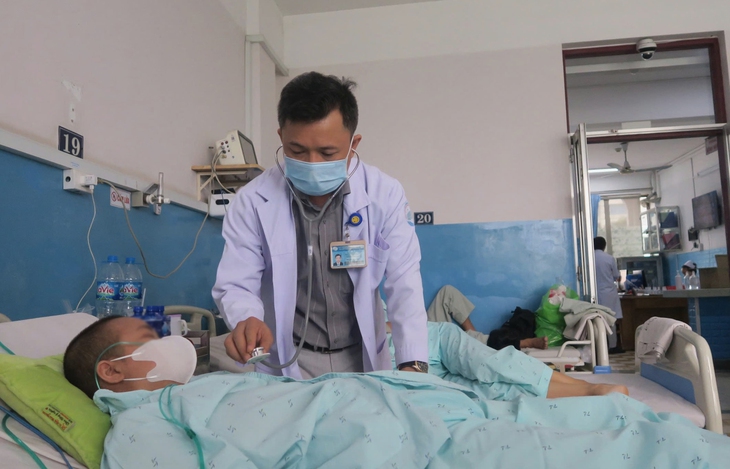 Bác sĩ khám, điều trị cho người lớn bị mắc bệnh sởi