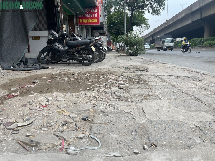 Vỉa hè đường Nguyễn Xiển xuống cấp nghiêm trọng, gạch lát nát tươm- Ảnh 1. Vỉa hè đường Nguyễn Xiển xuống cấp nghiêm trọng, gạch lát nát tươm- Ảnh 1.