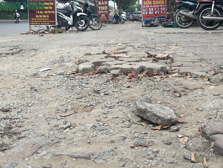 Vỉa hè đường Nguyễn Xiển xuống cấp nghiêm trọng, gạch lát nát tươm- Ảnh 3. Vỉa hè đường Nguyễn Xiển xuống cấp nghiêm trọng, gạch lát nát tươm- Ảnh 3.