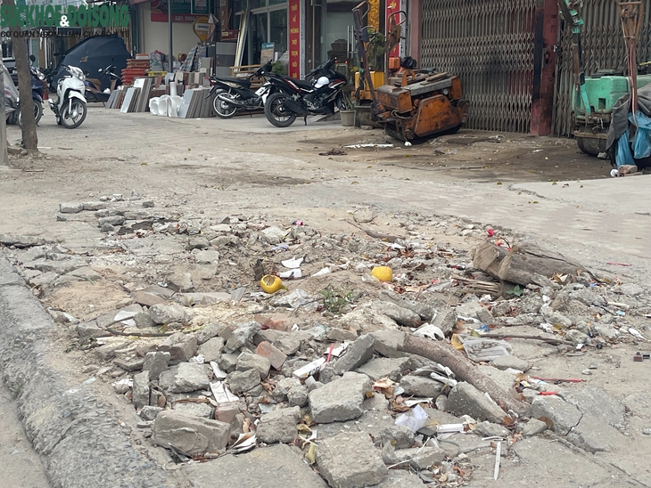 Vỉa hè đường Nguyễn Xiển xuống cấp nghiêm trọng, gạch lát nát tươm- Ảnh 4. Vỉa hè đường Nguyễn Xiển xuống cấp nghiêm trọng, gạch lát nát tươm- Ảnh 4.