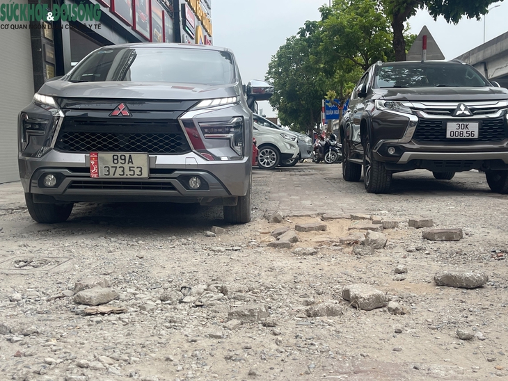 Vỉa hè đường Nguyễn Xiển xuống cấp nghiêm trọng, gạch lát nát tươm- Ảnh 5. Vỉa hè đường Nguyễn Xiển xuống cấp nghiêm trọng, gạch lát nát tươm- Ảnh 5.